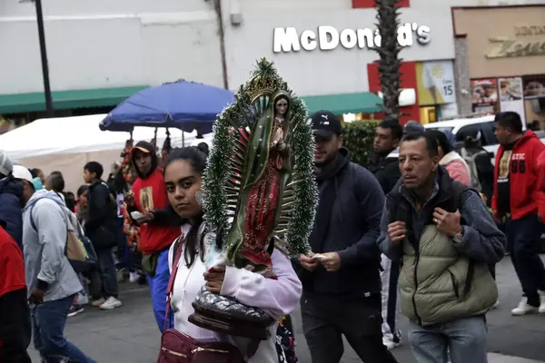 2023年12月11日 メキシコ メキシコシティ 何百万人もの教区民がグアダルーペのバシリカを訪れ メキシコシティのセルロ テペヤックでの出演492周年を記念してグアダルーペの聖母を祝います — ストック写真