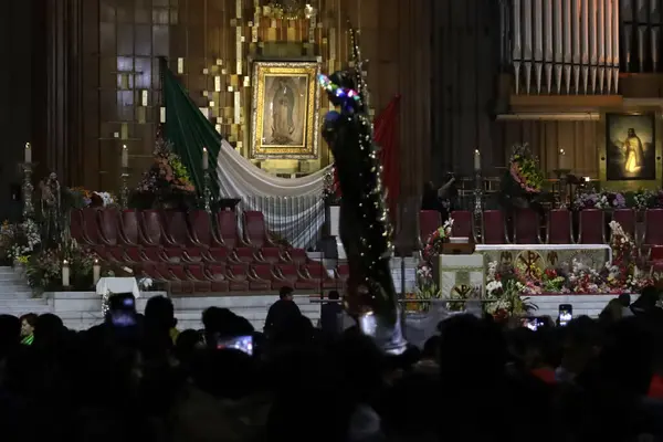 2023年12月11日 墨西哥城 数百万教区居民参观瓜达卢佩大教堂 庆祝瓜达卢佩圣母升天492周年 — 图库照片
