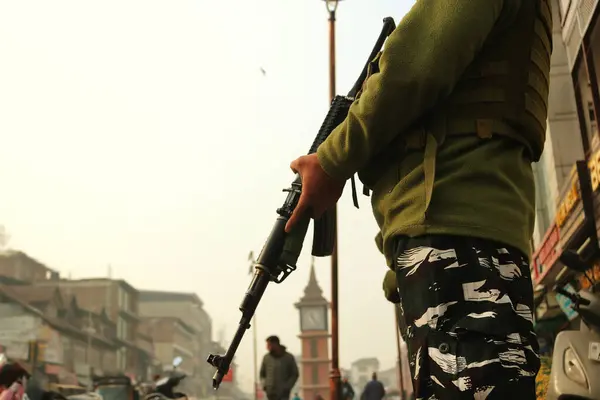 Dezember 2023 Srinagar Kaschmir Indien Ein Indischer Paramilitärischer Soldat Steht — Stockfoto