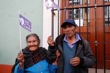 10 Aralık 2023, Tlaxcala, Meksika: Vatandaşlar, Meksika 'daki Huamantla Plaza de Toros' ta onu desteklemek için Morena Partisi 'nin ilk başkan adayı Claudia Sheinbaum' un siyasi mitingine katıldılar.