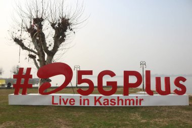 12 Aralık 2023, Srinagar Kashmir, Hindistan: # Airtel5Gplus Srinagar 'da 5G + deneyimi sırasında Dal Gölü kıyılarında görüldü. Airtel, 5G hizmetlerinin başlatıldığını duyurdu.