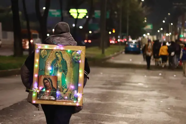 12 Aralık 2023 'te Meksika' nın Meksiko şehrinde Meksika Cumhuriyeti 'nin çeşitli eyaletlerinden hacılar Guadalupe Bakiresi' nin ilk saatlerinde Ignacio Zaragoza Bulvarı 'nın kıyısında ilerlemeye başladılar.