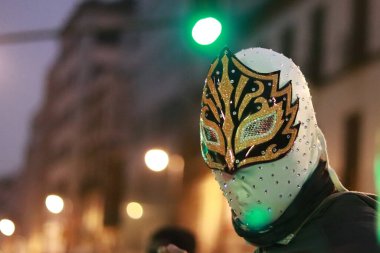13 Aralık 2023, Mexico City: Mascara Sagrada Jr, güreş sendikası üyesi bu yılın Mart ayında tutuklanan güreşçi Cuatrero 'nun derhal serbest bırakılmasını talep ediyor.