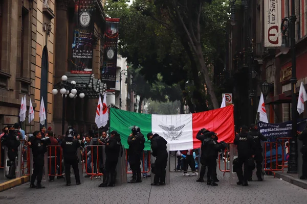 2023年12月13日 在墨西哥城 防暴警察阻止抗议者越过墨西哥城立法会议设施的安全围栏 以支持批准 — 图库照片