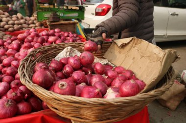 15 Aralık 2023, Srinagar Kashmir, Hindistan: Srinagar 'da bir pazarda bir satıcı soğan ayarlıyor. 8 Aralık 'ta Hindistan, Mevcut Kilo Oranı 60 Aralığında Yeterli Soğan Arzı ve Fiyat İstikrarı Sağlamak İçin Tedbirler Aldı