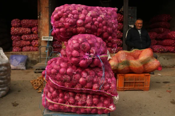Dezember 2023 Srinagar Kaschmir Indien Ein Verkäufer Arrangiert Zwiebeln Auf — Stockfoto