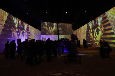 18 Aralık 2023 'te Mexico City, Meksika' da insanlar Firavun Tutankamon 'un mezarını ve hazinelerini yeniden inşa eden 