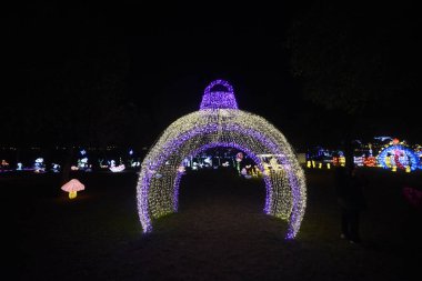 18 Aralık 2023, Mexico City, Meksika: Turistler Noel tatilinden faydalanarak Latin Amerika 'nın en büyük Noel tema parkı olan' Brilla Fest, Ormandaki Noel 'in tadını çıkarıyorlar.