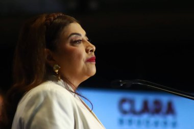 17 Aralık 2023 'te Mexico City, Meksika' da Morena, PT ve PVM ittifakının tek ön adayı olan Mexico City Başkanı Clara Brugada Molina kampanya danışman konseyini duyurur.