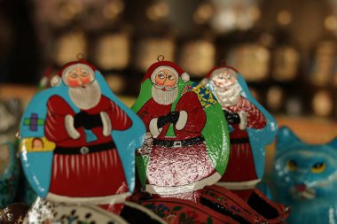 16 Aralık 2023, Srinagar Kashmir, Hindistan: Noel Baba da dahil olmak üzere Noel süsleri Srinagar 'daki Noel kutlamaları öncesinde onları pazara göndermeden önce atölyeye gitmeye hazırlar