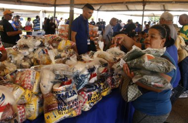 18 Aralık 2023, San Francisco, Venezuela: Venezuelalılar, temel sepetten 300 ton yiyecek satarak binlerce aileye fayda sağlamak amacıyla bu pazartesi Halk Pazarı yardım programı sırasında yiyecek almak için sıraya girdiler.