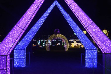 18 Aralık 2023, Mexico City, Meksika: Turistler Noel tatilinden faydalanarak Latin Amerika 'nın' Brilla Festivali 'ndeki en büyük Noel tema parkının, Ormandaki Noel' in tadını çıkarıyorlar.
