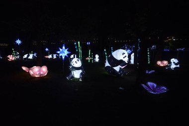 18 Aralık 2023, Mexico City, Meksika: Turistler Noel tatilinden faydalanarak Latin Amerika 'nın' Brilla Festivali 'ndeki en büyük Noel tema parkının, Ormandaki Noel' in tadını çıkarıyorlar.