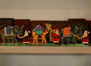 16 Aralık 2023, Srinagar Kashmir, Hindistan: Noel Baba da dahil olmak üzere Noel süsleri Srinagar 'daki Noel kutlamaları öncesinde onları pazara göndermeden önce atölyede hazırdır. Sanatçılar Noel malzemelerinin papatyadan yapıldığını söylüyor.