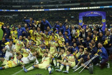17 Aralık 2023, Mexico City, Mexico: Club America takımının oyuncuları UANL Tigres 'i yenerek zaferi kutluyorlar.