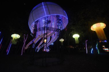 18 Aralık 2023, Mexico City, Meksika: Turistler Noel tatilinden faydalanarak Latin Amerika 'nın' Brilla Festivali 'ndeki en büyük Noel tema parkının, Ormandaki Noel' in tadını çıkarıyorlar.