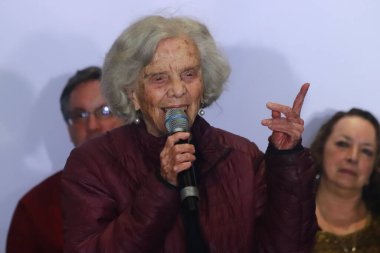 17 Aralık 2023 'te Mexico City, Meksika' da Morena, PT ve PVM ittifakı için tek ön aday olan Mexico City Hükümeti Başkanı Clara Brugada Molina (fotoğrafta yok), kampanya advis 'inin bir parçası olarak Elena Poniatowska' yı duyurur.