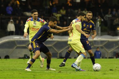 17 Aralık 2023, Mexico City, Meksika: Tigres 'li Diego Reyes de Tigres ve UANL' li Rafael Carioca, Club America 'dan Henry Martn' a karşı topu savundular.