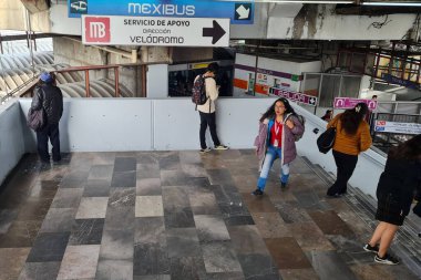 17 Aralık 2023 'te Mexico City, Meksika' da insanlar Pantitlana 'dan Ciudad Deportiva' ya metro hattının dokuzuncu hattının kapatılmasının ardından ilgili işleri gerçekleştirmek amacıyla geçici Metrobus ücretsiz hizmeti ile seyahat ediyorlar.