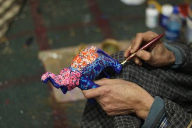16 Aralık 2023, Srinagar Kashmir, Hindistan: Srinagar 'daki Noel kutlamaları öncesinde atölyesindeki bir Noel süslemesine son rötuşunu yapan bir Kaşmir sanatçısı