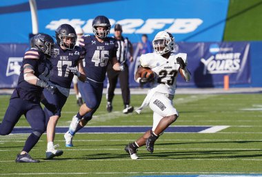 McKinney, Teksas, ABD: Harding McKinney ISD Stadyumu 'nda oynanan Harding Üniversitesi ve Colorado Maden Okulu arasındaki NCAA 2 Futbol Şampiyonası sırasında Colorado defansına karşı Omar Sinclair' i savunuyor