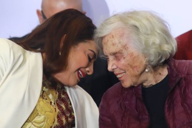 17 Aralık 2023 'te Mexico City' de Morena, PT ve PVM ittifakının tek ön adayı olan Mexico City Başkanı Clara Brugada Molina 'ya Elena Poniatowska eşlik etmiştir.