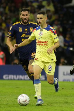 17 Aralık 2023, Mexico City, Mexico: UANL 'li Tigres' li Andre Gignac ile Meksika futbol şampiyonası finalinden Amerika ile Tigres arasındaki ikinci etapta Kulüp Amerika 'dan Alvaro Fidalgo karşı karşıya geldi.
