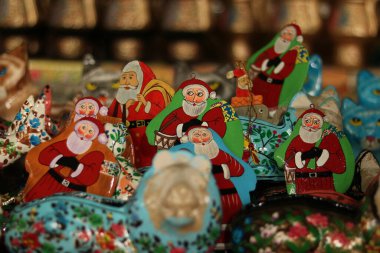 16 Aralık 2023, Srinagar Kashmir, Hindistan: Noel Baba da dahil olmak üzere Noel süsleri Srinagar 'daki Noel kutlamaları öncesinde onları pazara göndermeden önce atölyeye gitmeye hazırlar
