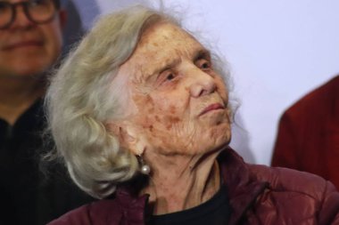 17 Aralık 2023 'te Mexico City, Meksika' da Morena, PT ve PVM ittifakı için tek ön aday olan Mexico City Başkanı Clara Brugada Molina (fotoğrafta yok), Elena Poniatowska 'yı açıklamaktadır.