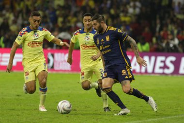 17 Aralık 2023, Mexico City, Mexico: Club America 'dan Sebastin Cceres ve Luis Fuentes, UANL' den Tigres 'li Andre Pierre Gignac' a karşı, Meksika futbol şampiyonası finalinde Amerika ile Tigres arasında oynanan ikinci etapta topu korudular.