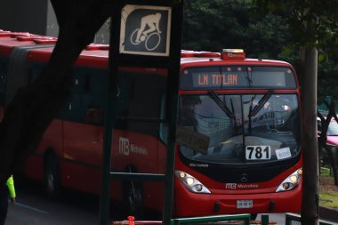 17 Aralık 2023 'te Mexico City, Meksika' da insanlar Pantitlana 'dan Ciudad Deportiva' ya metro hattının dokuzuncu hattının kapatılmasının ardından ilgili işleri gerçekleştirmek amacıyla geçici Metrobus ücretsiz hizmeti ile seyahat ediyorlar.