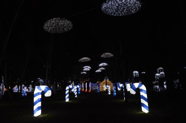 18 Aralık 2023, Mexico City, Meksika: Turistler Noel tatilinden faydalanarak Latin Amerika 'nın en büyük Noel tema parkı olan' Brilla Fest, Ormandaki Noel 'in tadını çıkarıyorlar.