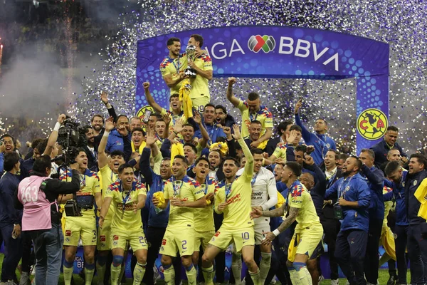 17 Aralık 2023, Mexico City, Mexico: Club America takımının oyuncuları, UANL Tigres 'i yenerek zaferi kutluyorlar.