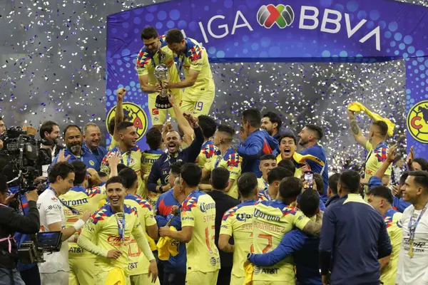 17 Aralık 2023, Mexico City, Mexico: Club America takımının oyuncuları UANL Tigres 'i yenerek zaferi kutluyorlar.