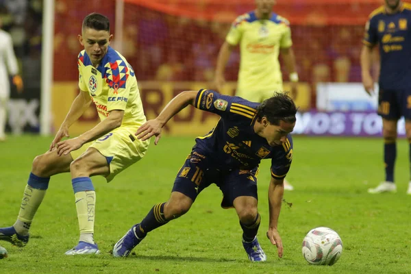 17 Aralık 2023, Mexico City, Mexico: UANL Tigres takımından Diego Lainez, Club America 'dan Alvaro Fidalgo' ya karşı ikinci etapta Meksika futbol şampiyonası finali olan 2023 'ün ikinci etabı sırasında