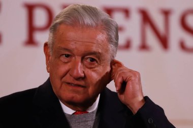 19 Aralık 2023 'te Mexico City, Meksika' da Meksika Başkanı Andres Manuel Lopez Obrador, Ulusal Saray 'da basın önünde günlük brifing sırasında konuşma yaptı.