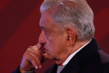 19 Aralık 2023 'te Mexico City, Meksika' da Meksika Başkanı Andres Manuel Lopez Obrador, Ulusal Saray 'da basın önünde günlük brifing sırasında konuşma yaptı.