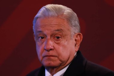 19 Aralık 2023 'te Mexico City, Meksika' da Meksika Başkanı Andres Manuel Lopez Obrador, Ulusal Saray 'da basın önünde günlük brifing sırasında konuşma yaptı.