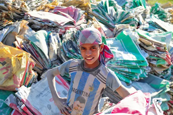 12月2023 シレット バングラデシュ 家族のために余分な収入のために働いている彼の母親を持つ少年は バングラデシュのシレットのシルマ川のそばのセメントバッグのほこりで働く彼らの生活を危険にさらしています — ストック写真