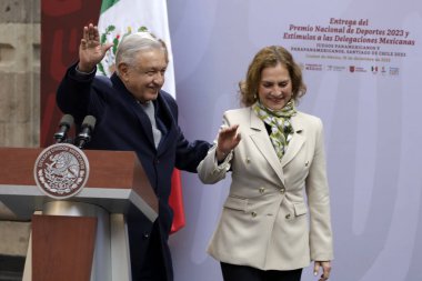 19 Aralık 2023, Mexico City, Meksika: Meksika başkanı Andres Manuel Lopez Obrador eşi Beatriz Gutierrez eşliğinde Meksika 'daki Ulusal Saray' da düzenlenen 2023 Ulusal Spor Ödülleri töreninde