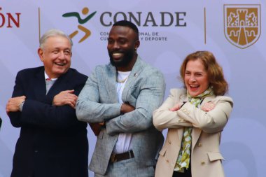 19 Aralık 2023 'te Mexico City' de Meksika Cumhurbaşkanı Andrs Manuel Lpez Obrador, Büyük Lig sağ kanat oyuncusu Randy Arozarena ve Beatriz Gutirrez Meller ödül töreninde