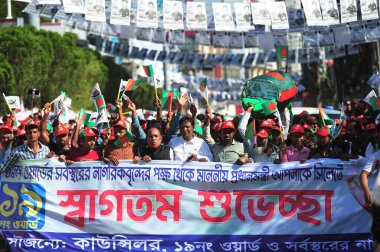 20 Aralık 2023 Sylhet-Bangladeş: Parti liderleri-aktivistleri-destekçileri Awami Ligi 'nin 2024 ulusal parlaklık seçimleri için düzenlediği seçim mitinginde parti tekne sembolleriyle Sylhet Alia Madrasa sahasına geldiler.
