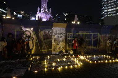 21 Aralık 2023, Mexico City: Kayıp insanların aileleri Mexico City 'deki Bağımsızlık Meleği' nde 