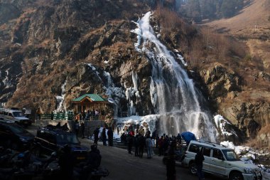 21 Aralık 2023, Srinagar Kashmir, Hindistan: Ziyaretçiler Srinagar 'ın kuzeyindeki Drung bölgesindeki donmuş şelaleye bakıyorlar. En sert 40 günlük kış dönemi olan Chillai-Kalan, Perşembe günü Kaşmir 'de başlıyor.