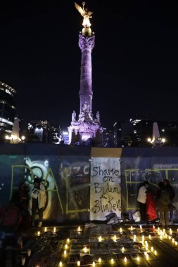 21 Aralık 2023, Mexico City: Kayıp insanların aileleri Mexico City 'deki Bağımsızlık Meleği' nde 