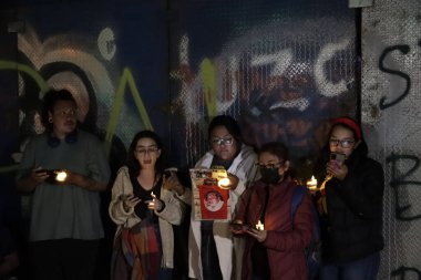 21 Aralık 2023, Mexico City: Kayıp insanların aileleri Mexico City 'deki Bağımsızlık Meleği' nde 