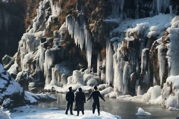 December 2023 Srinagar Kashmir India Visitors Look Frozen Waterfall Drung — Stock Photo, Image