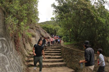 3 Ocak 2024, Bogota, Kolombiya: Turistler, Bogota şehrinin 2.350 metre yukarısındaki zirveye ulaşmak için Monserrate dağına tırmanmayı severler.