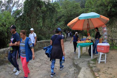 3 Ocak 2024, Bogota, Kolombiya: Turistler, Bogota şehrinin 2.350 metre yukarısındaki zirveye ulaşmak için Monserrate dağına tırmanmayı severler.