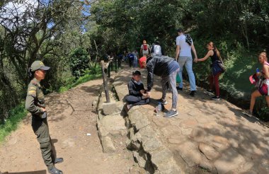 3 Ocak 2024, Bogota, Kolombiya: Turistler, Bogota şehrinin 2.350 metre yukarısındaki zirveye ulaşmak için Monserrate dağına tırmanmayı severler.